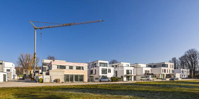 Allemagne, Bade-Wurtemberg, Ludwigsburg, Panorama du ciel dégagé sur une nouvelle zone de développement moderne avec grue industrielle en arrière-plan — Photo de stock