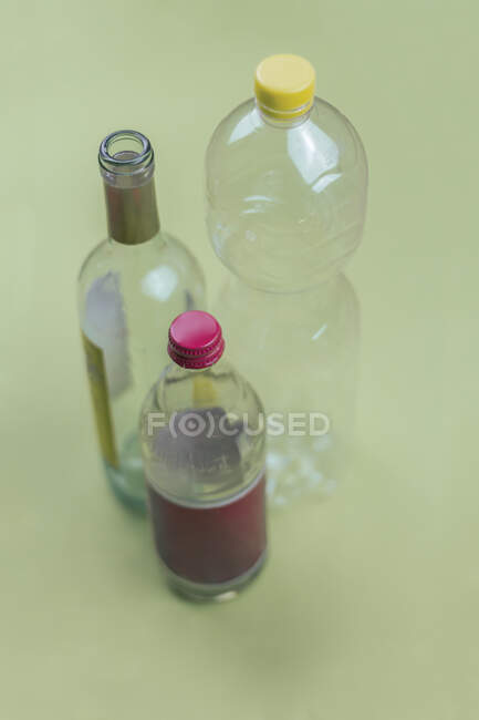 Studioaufnahme von drei leeren Glas- und Plastikflaschen — Stockfoto