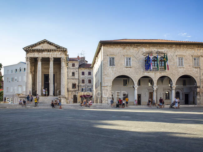 Croatia, Istria County, Pula, Town square in front of Temple of Augustus — Stock Photo