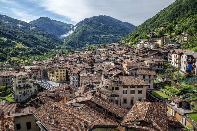 Casas e edifícios residenciais em Bagolino, Província de Brescia, Lombardia, Itália — Fotografia de Stock