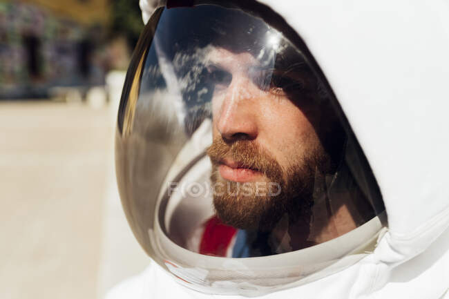 Astronauta maschio che indossa il casco spaziale durante la giornata di sole — Foto stock
