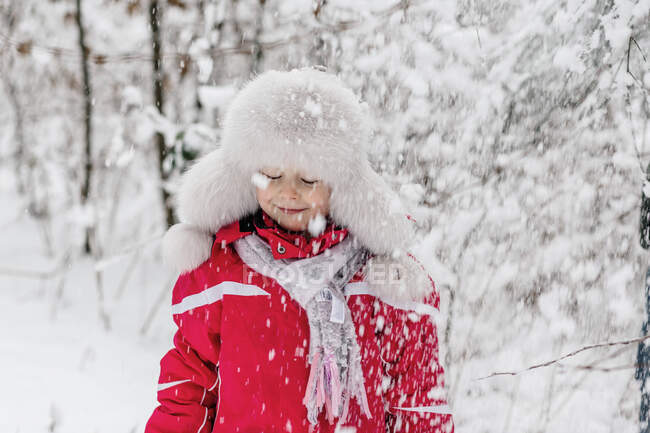 Портрет девушки, стоящей в зимнем лесу — стоковое фото