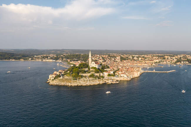 Croatie, Istrie, Rovinj, Vue aérienne de la ville côtière située à la limite ouest de la péninsule Istrienne — Photo de stock