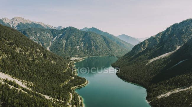Lago Plansee em meio a montanhas no Tirol, Áustria — Fotografia de Stock