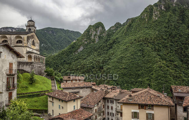 Дома рядом с церковью San Giorgio в Baglino, провинция Брешиа, Ломбардия, Италия — стоковое фото