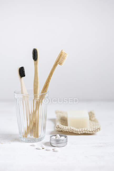Dental equipamentos e produtos de beleza em fundo branco — Fotografia de Stock