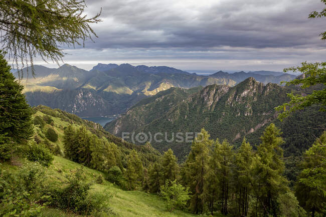 Vallée près du lac d'Idro et du lac de Garde en forêt dans la province de Brescia, Lombardie, Italie — Photo de stock