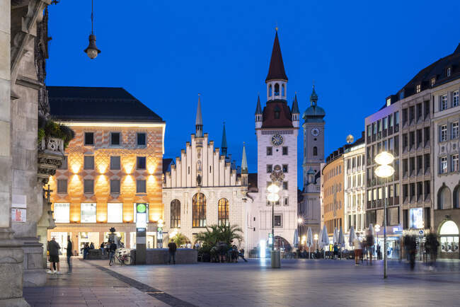 Illuminated city center at dusk, Munich, Bavaria, Germany — Stock Photo