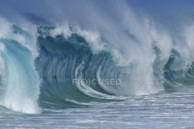 Grande onda spruzzante dell'Oceano Pacifico — Foto stock