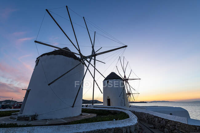 Grèce, Mykonos, Horta, Moulins à vent au coucher du soleil — Photo de stock