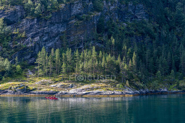 Norvège, More og Romsdal, Kayakers dans Geiranger Fjord — Photo de stock