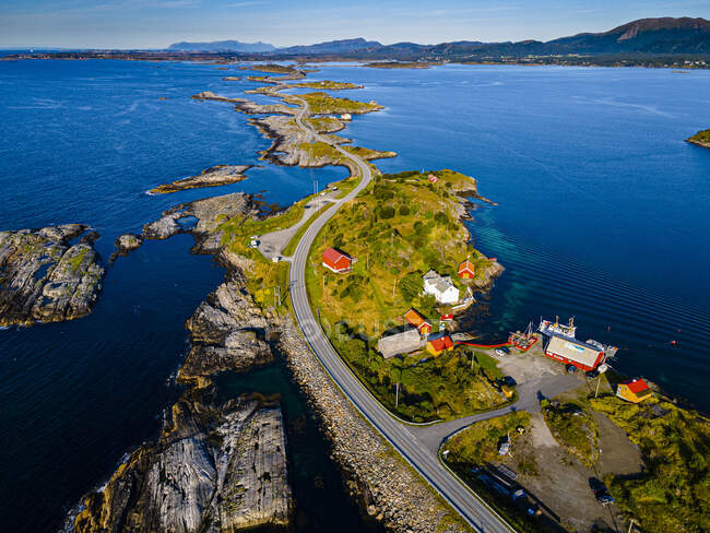 Norway, More og Romsdal, Aerial view of Atlantic Ocean Road простягається через архіпелаг в Норвезькому морі — стокове фото