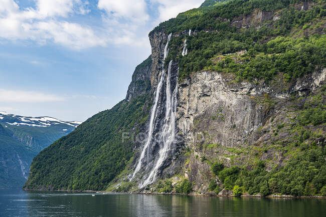 Norvegia, More og Romsdal, Veduta panoramica della cascata nel fiordo di Geiranger — Foto stock