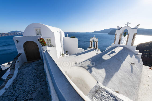 Grecia, Santorini, Oia, Architettura imbiancata sul mare blu — Foto stock