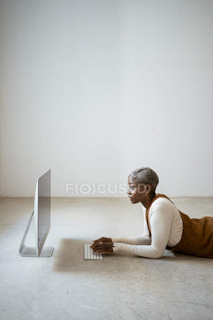 Femme d'affaires travaillant sur ordinateur à la maison — Photo de stock