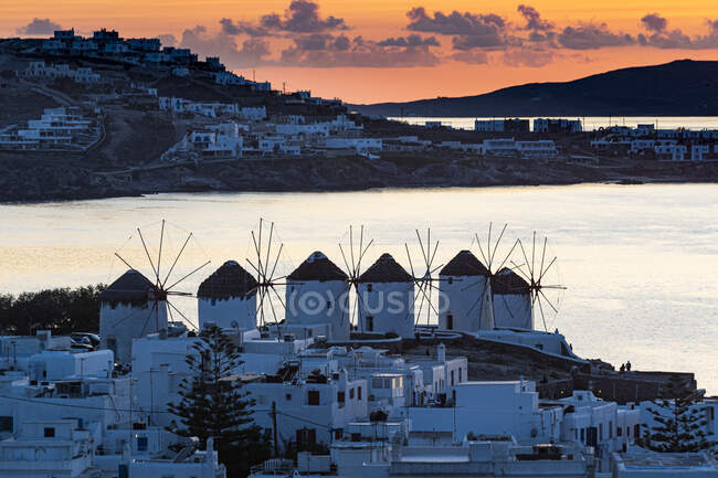 Grecia, Mykonos, Horta, Veduta aerea del villaggio con mulini a vento con vista sul mare — Foto stock