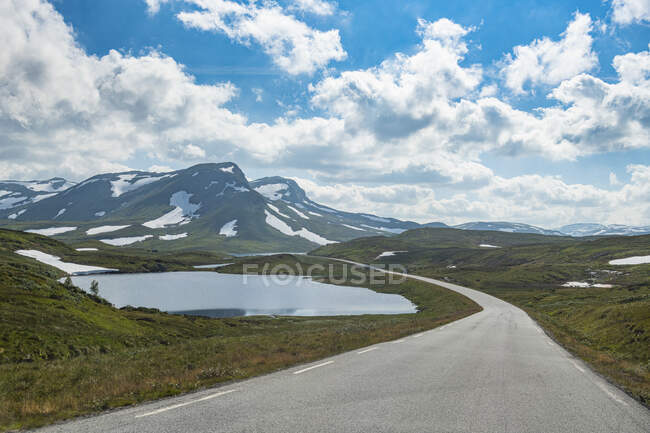 Norvegia, Skei, Strada che attraversa il paesaggio montano — Foto stock