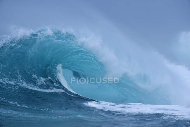 Large splashing wave of Pacific Ocean — Stock Photo