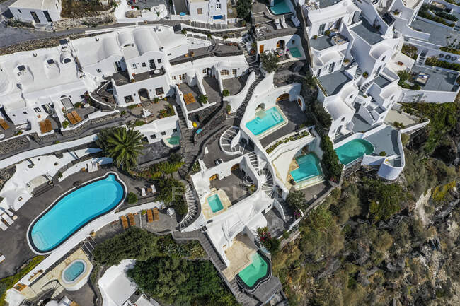 Греция, Санторини, Ия, Вид с воздуха на роскошный отель с бассейнами — стоковое фото