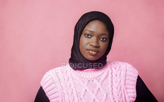 Bella donna in hijab davanti a sfondo rosa — Foto stock