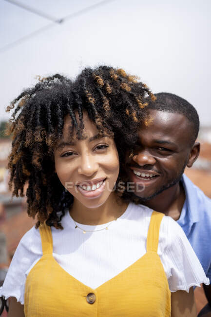 Multi-etnico giovane coppia sorridente durante la giornata di sole — Foto stock