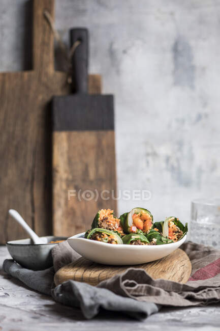 Steamed chard leaves spring roll with chopped vegetable and meat filling in tray — Stock Photo