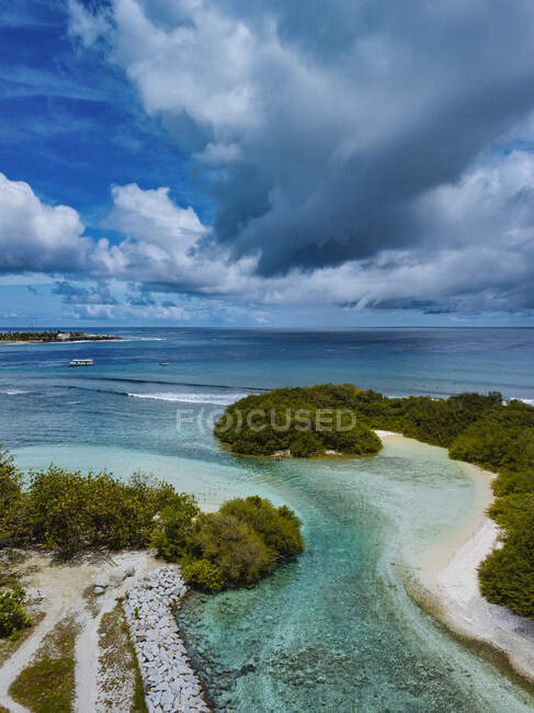 Cloudy sky above sea at Thulusdhoo Island, Kaafu atoll, Maldives — Stock Photo