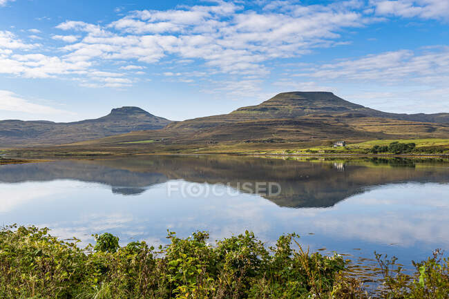 Reino Unido, Escocia, Vista panorámica de las montañas que reflejan en Loch Dunvegan - foto de stock