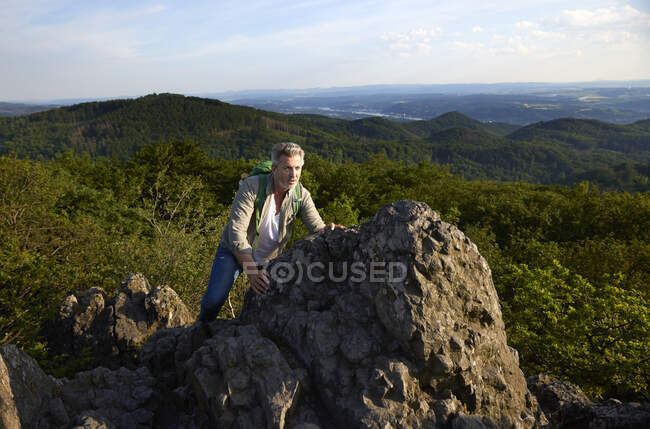 Турист с рюкзаком на вершине горы — стоковое фото
