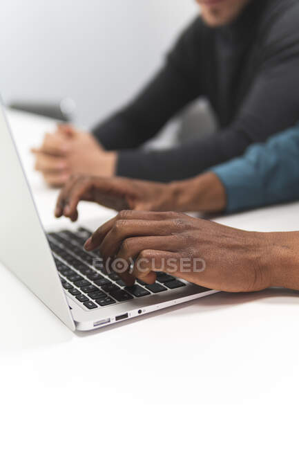 Uomo d'affari che utilizza il computer portatile in ufficio — Foto stock