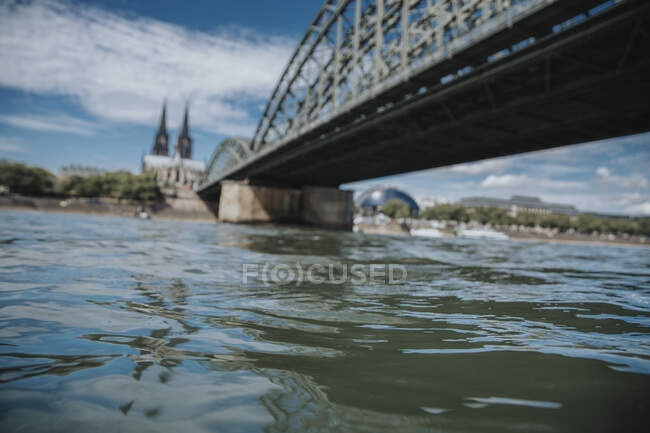 Germania, Renania Settentrionale-Vestfalia, Colonia, Reno sotto il ponte di Hohenzollern — Foto stock