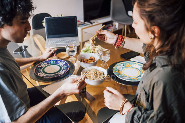 Coppia che pranza insieme a casa — Foto stock