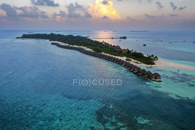 Maldives, Lhaviyani Atoll, Helicopter view of Kuredu island at dusk — Stock Photo