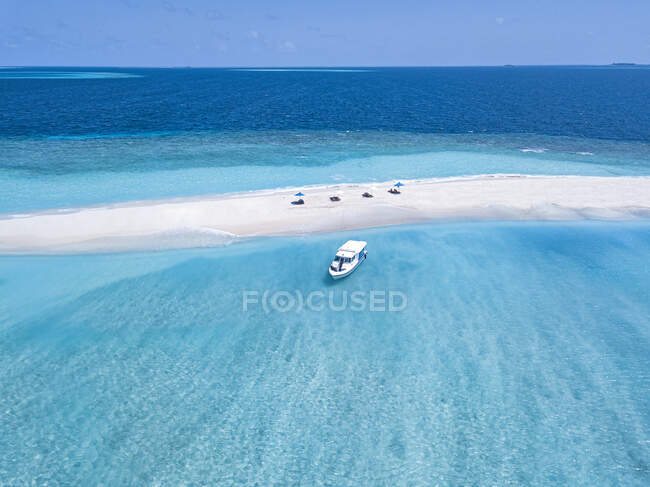 Maldivas, Vista aérea do barco perto de pequenas ilhotas arenosas ao largo da costa do Oceano Índico no verão — Fotografia de Stock