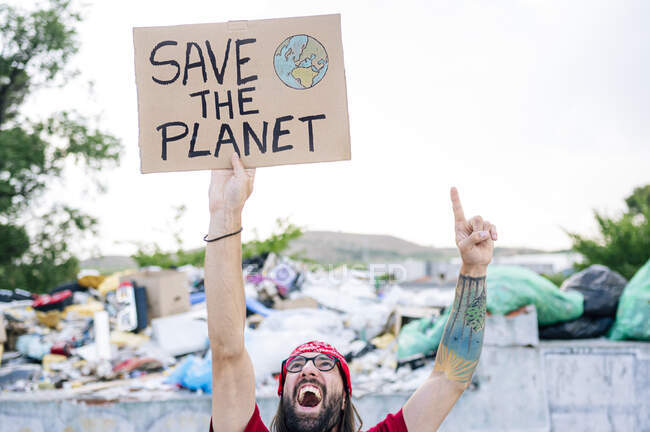 Hippie uomo gridando mentre punta a salvare il cartone pianeta — Foto stock