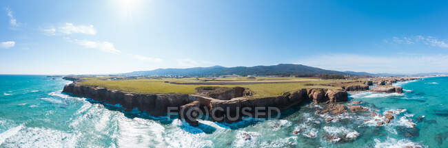 Panorama aereo del sole che splende sulla spiaggia delle cattedrali — Foto stock