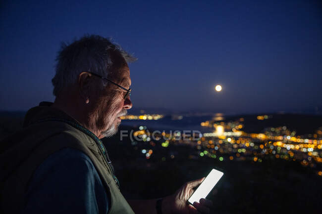 Uomo anziano che utilizza il cellulare a Trogir, Croazia — Foto stock