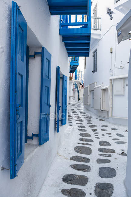 Grécia, Egeu do Sul, Horta, beco estreito vazio que se estende entre casas lavadas de branco — Fotografia de Stock
