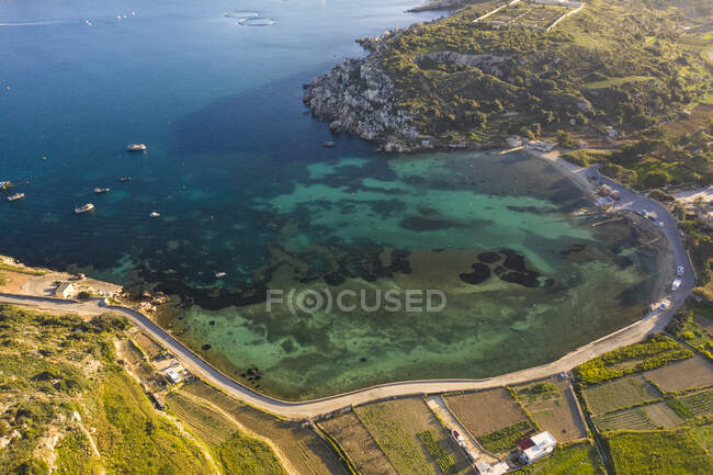 Malta, Distrito Norte, Mellieha, Vista aérea de la bahía de Mistra en verano - foto de stock
