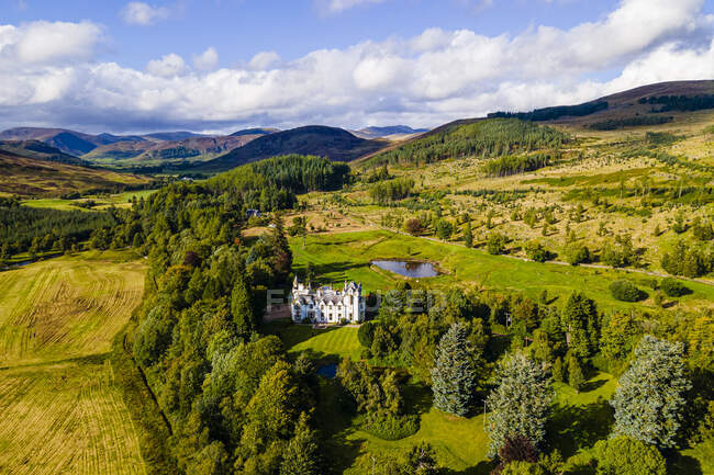 Royaume-Uni, Écosse, Vue aérienne du château de Dalnaglar et du paysage environnant — Photo de stock