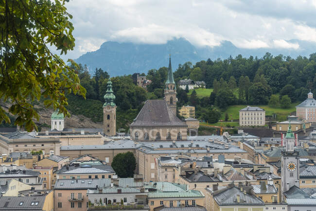 Austria, Stato di Salisburgo, Salisburgo, centro storico con Abbazia di San Pietro e Offener Himmel Infopoint Kirchen sullo sfondo — Foto stock