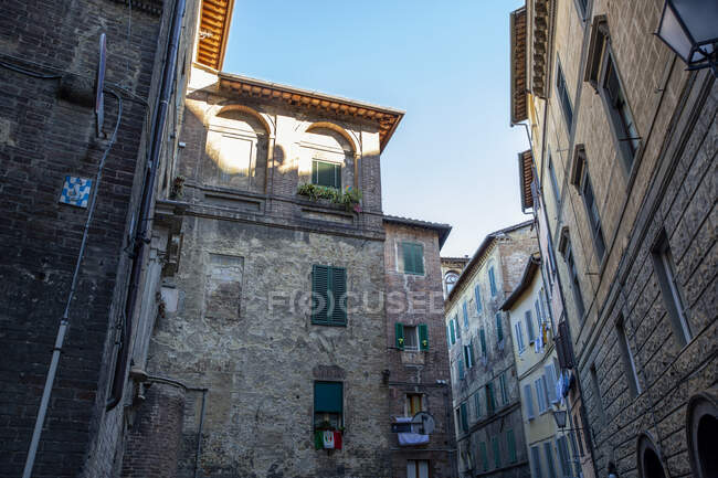 Itália, Toscana, Siena, Vista de baixo ângulo de moradias históricas — Fotografia de Stock