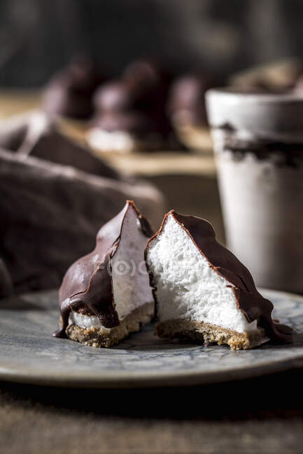 Primo piano di Marshmallow al cioccolato dimezzato — Foto stock