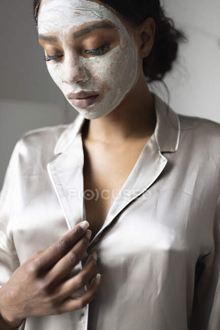 Nachdenkliche Frau mit Schönheitsmaske im Gesicht — Stockfoto