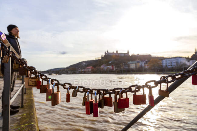 Liebesschlösser hängen am Main gegen den Himmel — Stockfoto