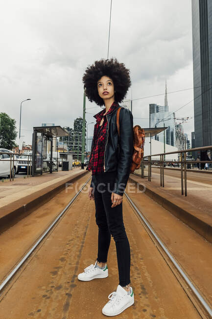 Жінка з рюкзаком на залізничній колії. — стокове фото