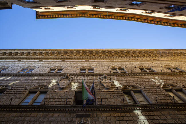 Italia, Toscana, Siena, Veduta ad angolo basso di Palazzo Piccolomini — Foto stock