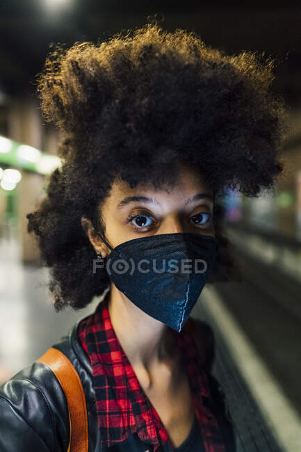 Femme avec masque facial à la station de métro pendant COVID-19 — Photo de stock