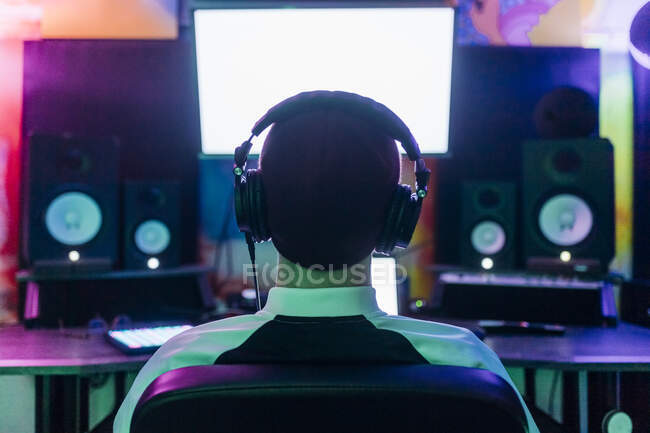 Compositeur masculin écoutant de la musique tout en composant au home studio — Photo de stock