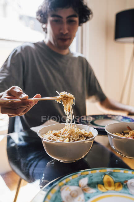 Homme déjeunant assis à table à la maison — Photo de stock